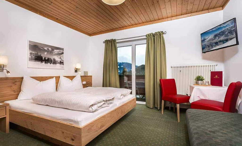 Lichte tweepersoonskamer met balkon