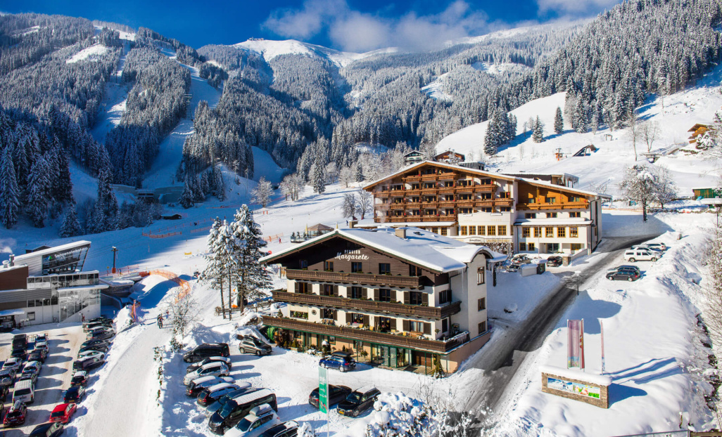 Hotel in een winterse bergomgeving