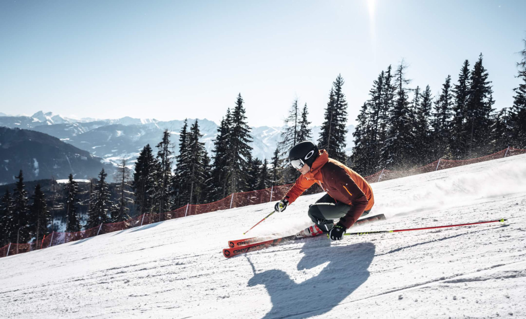 Skiërs op berghellingen